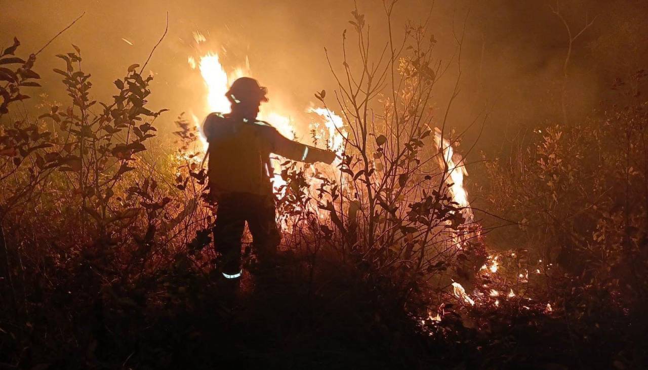 En plena avanzada del fuego, Santa Cruz alista una ‘Cumbre contra los incendios forestales’ 