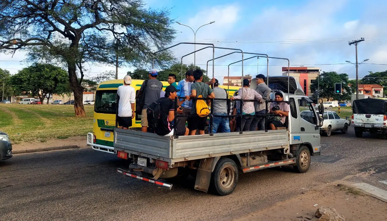 Sin solución al paro de micreros: Los vecinos se transportan en camiones y camionetas en la capital cruceña