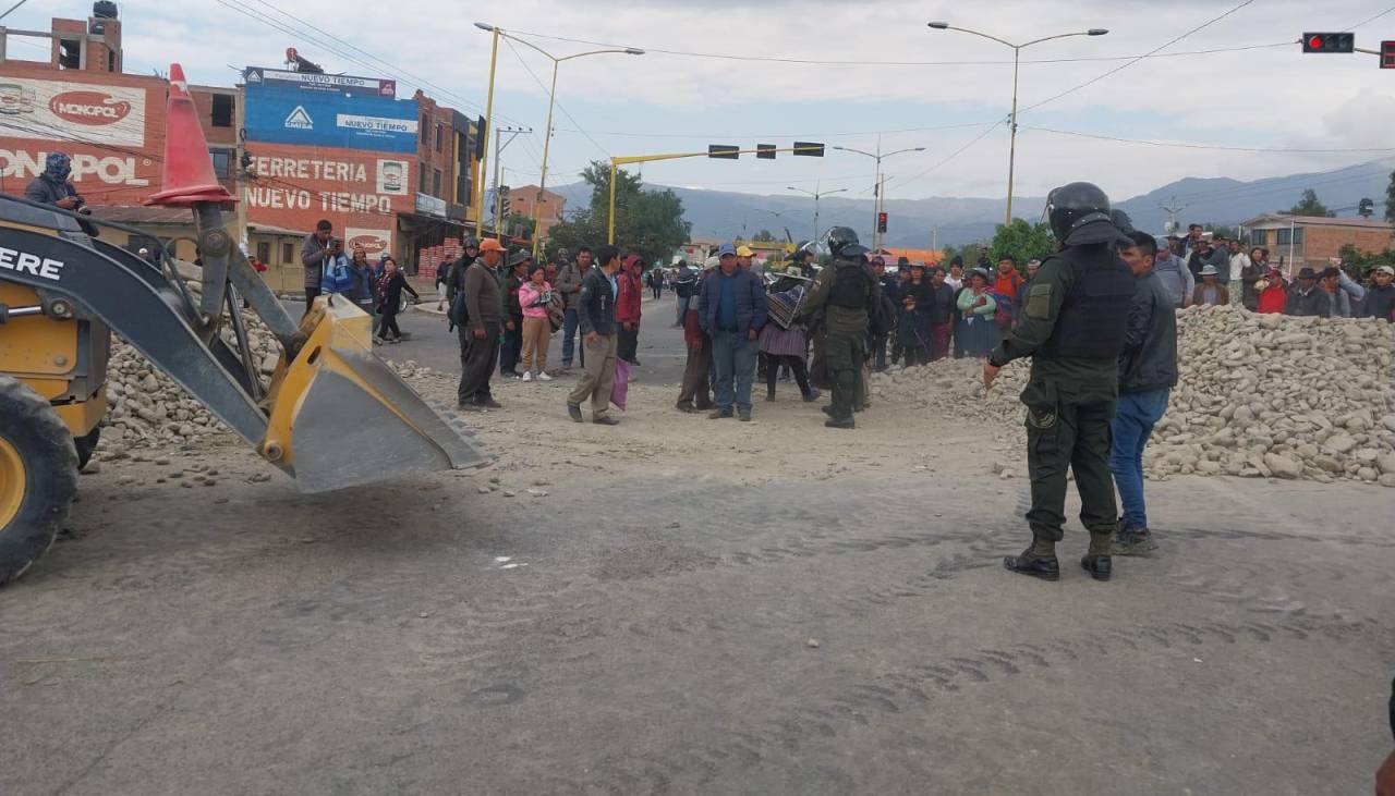 Con maquinaria pesada, la Policía interviene el bloqueo instalado en Vinto y habilita una vía