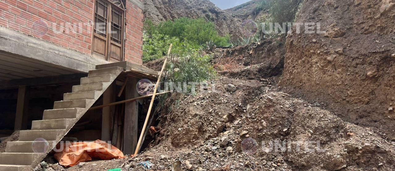 Luribay: mazamorra afectó una sede social y el derrumbe de un cerro sepultó una vía 