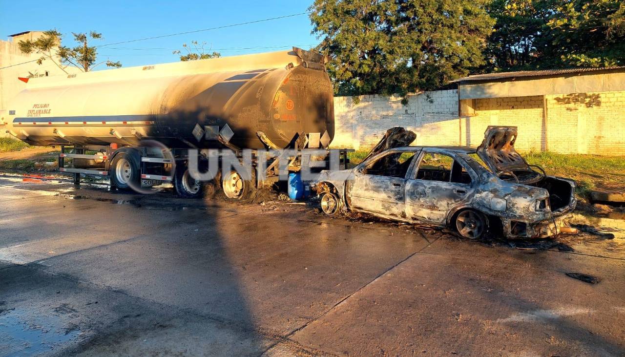 Video: Auto arde tras impactar contra una cisterna cargada de combustible en Santa Cruz