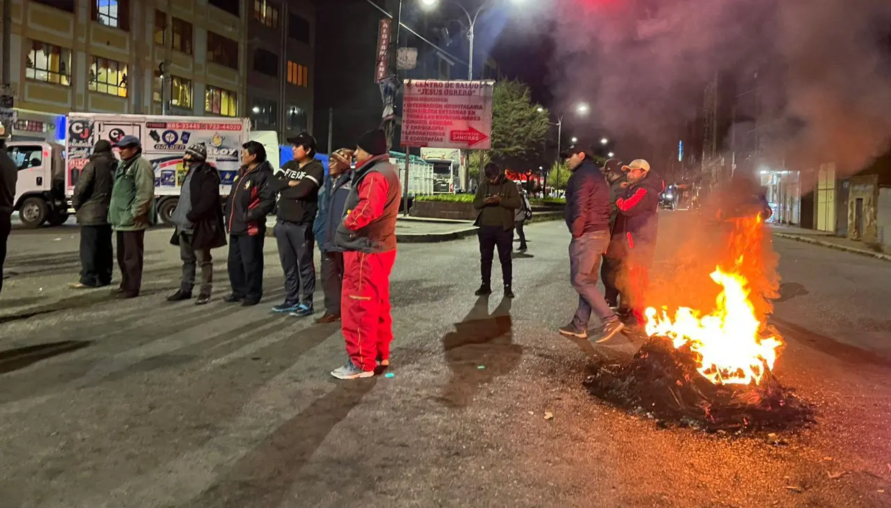 “¡Queremos combustible!”: Bloqueos y extensas filas de vehículos marcaron este jueves a La Paz y El Alto 