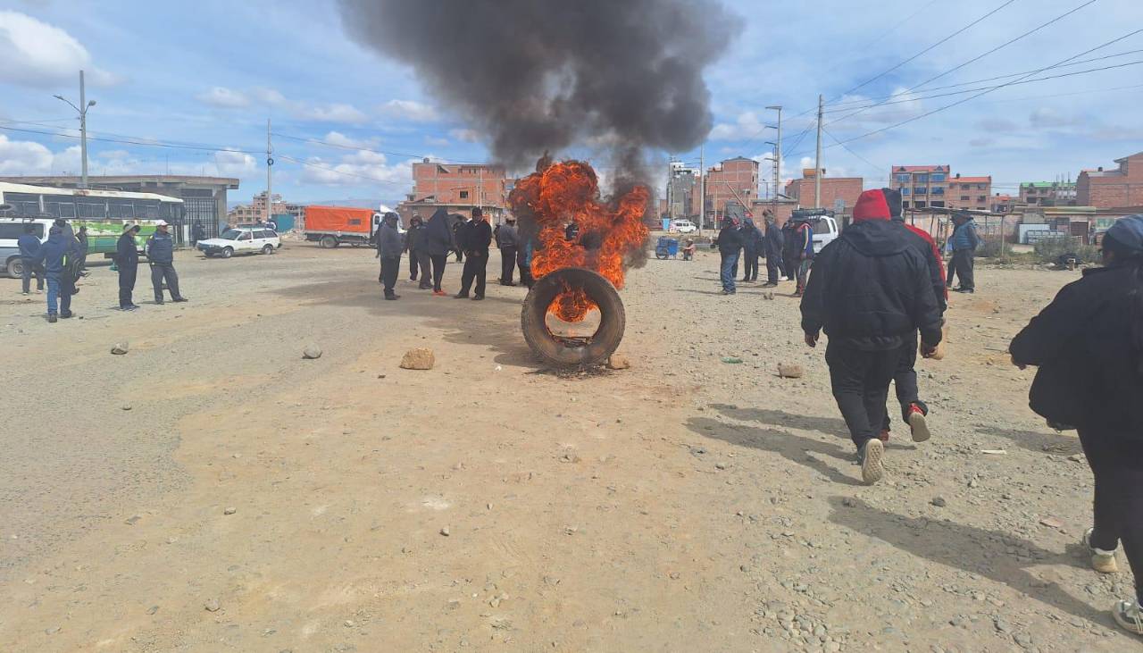 ABC: La Paz arranca la semana con 15 puntos de bloqueo en sus principales accesos