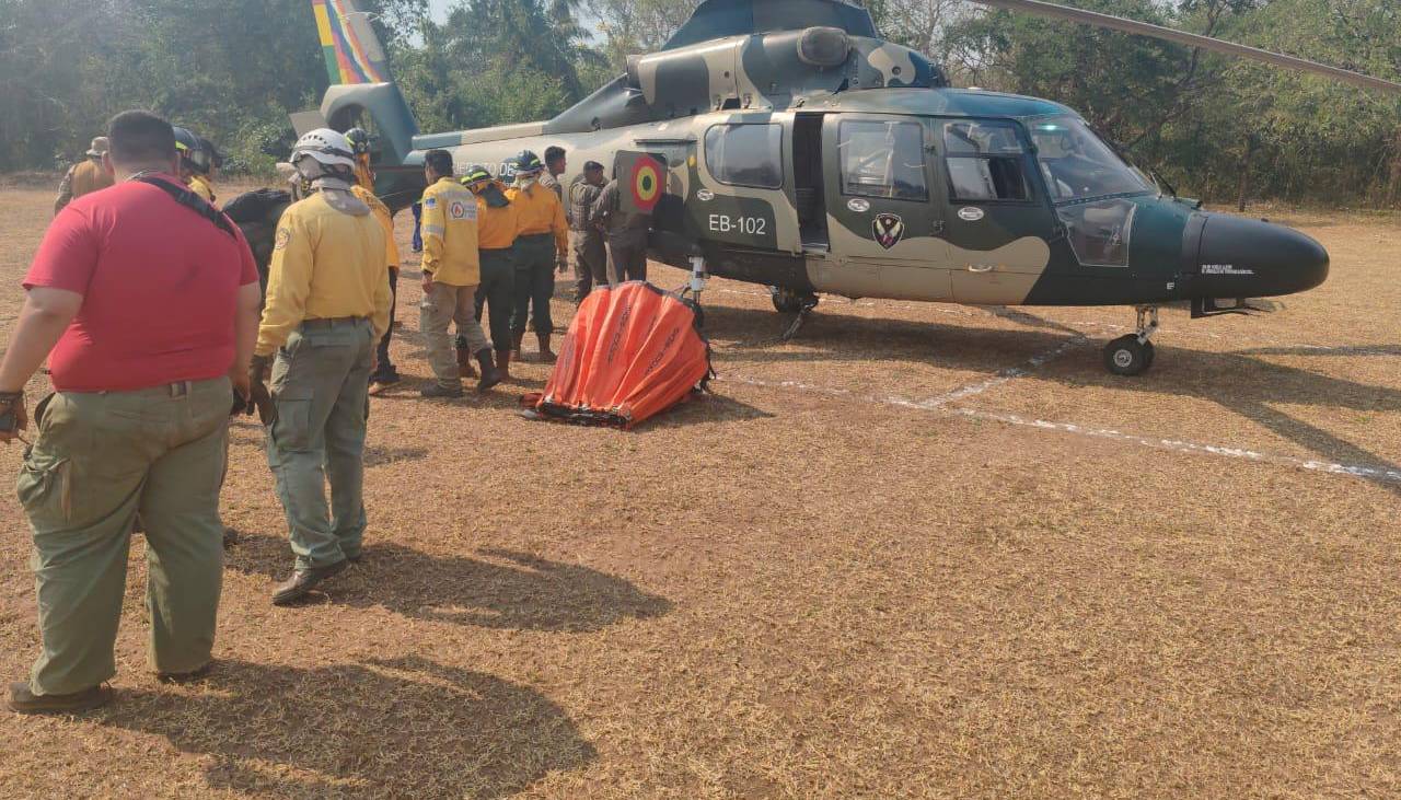 Dos helicópteros inician operaciones de sofocación de incendios en Roboré