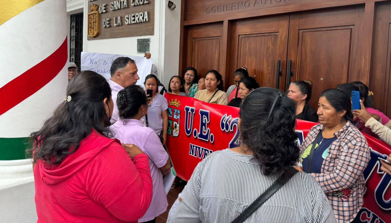 Vecinos y padres de familia protestan en el ingreso a la Alcaldía cruceña y denuncian la paralización de la construcción de un módulo educativo 