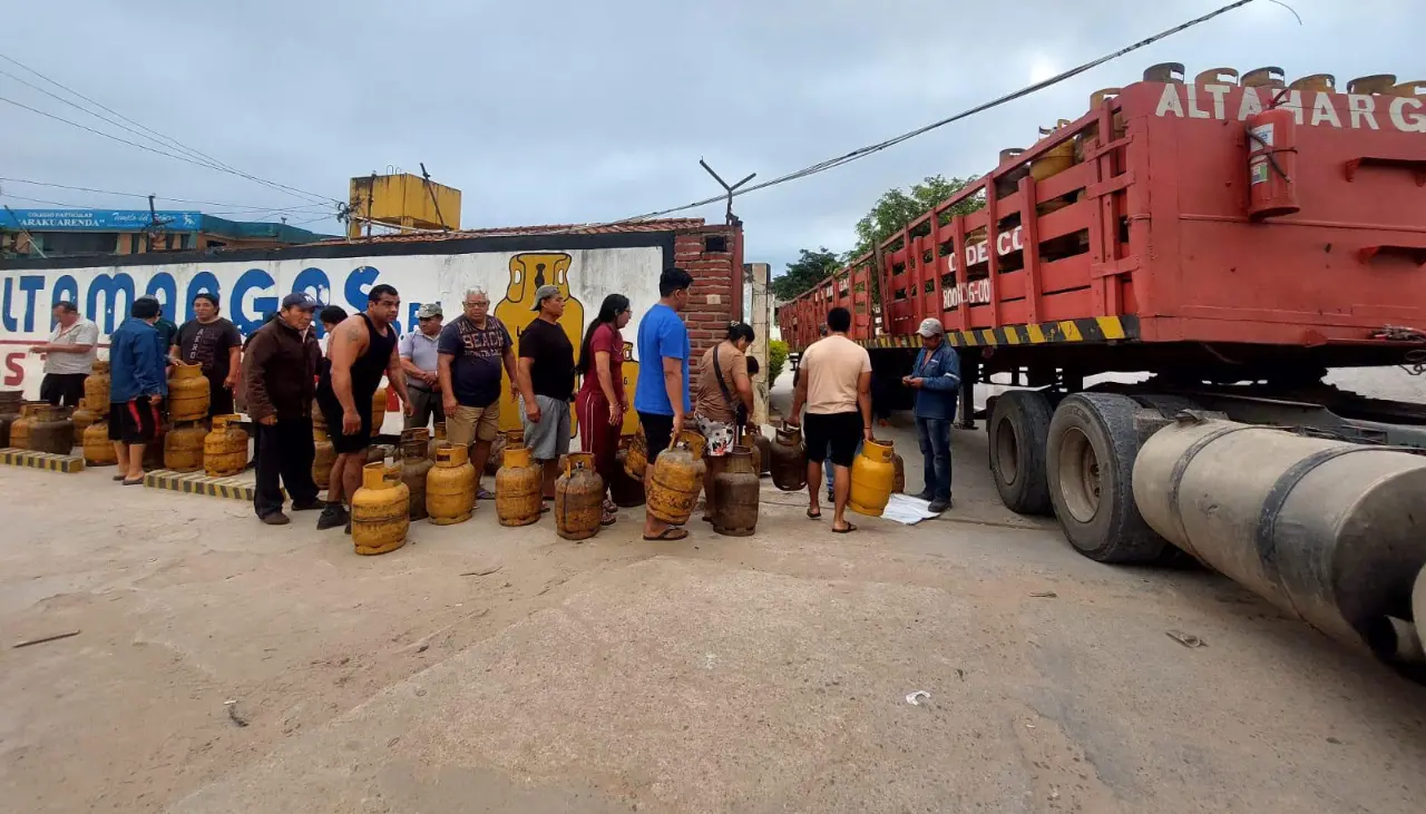 Persisten las filas por garrafas de gas; el Gobierno dice que los contrabandista de diésel “ahora voltean su mirada al GLP”