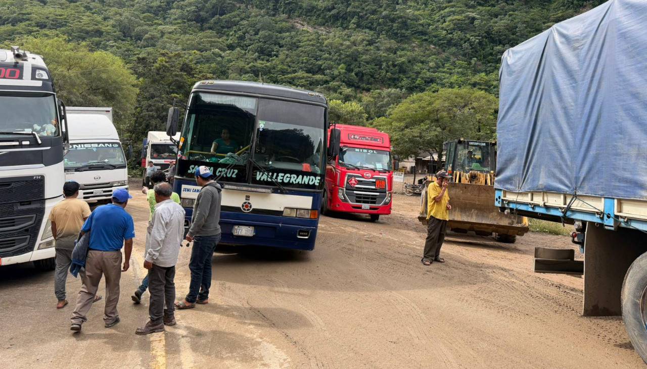 Vehículos quedan parados por el cierre del tramo La Angostura - Samaipata debido a derrumbes y caída de rocas