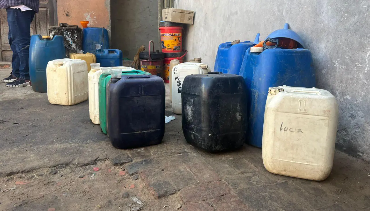 Hallan venta de combustible al raleo en una casa en Santa Cruz y una mujer fue llevada a celdas policiales