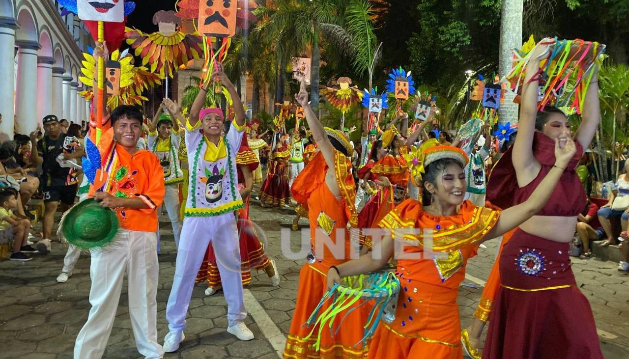 Fotos: Colorido y baile en la segunda precarnavalera en el centro cruceño