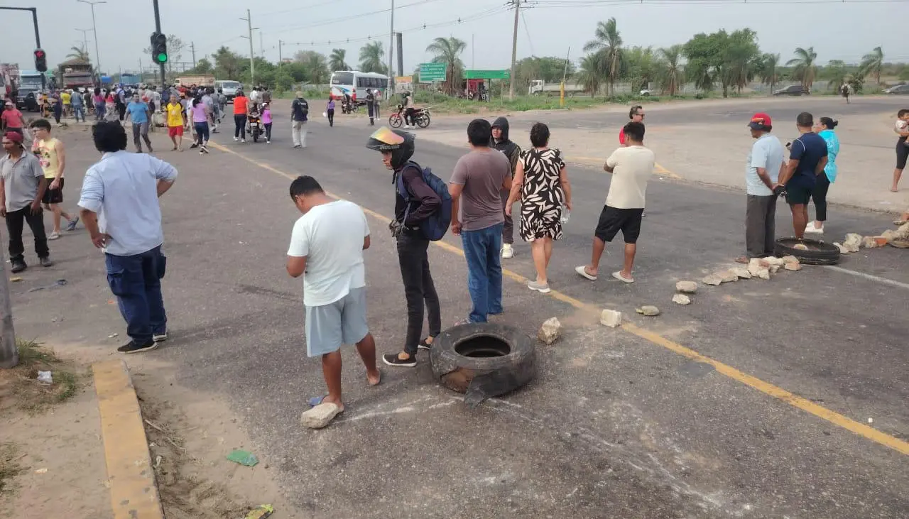 Instalan bloqueo por combustible en la vía que conecta a Warnes con Santa Cruz de la Sierra 
