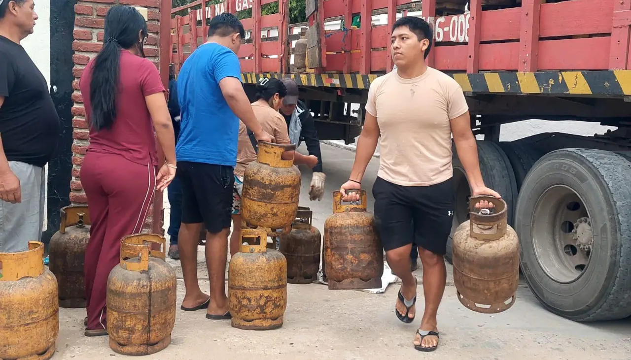 Vecinos denuncian que se ofertan garrafas de GLP a más del doble del precio oficial en barrios