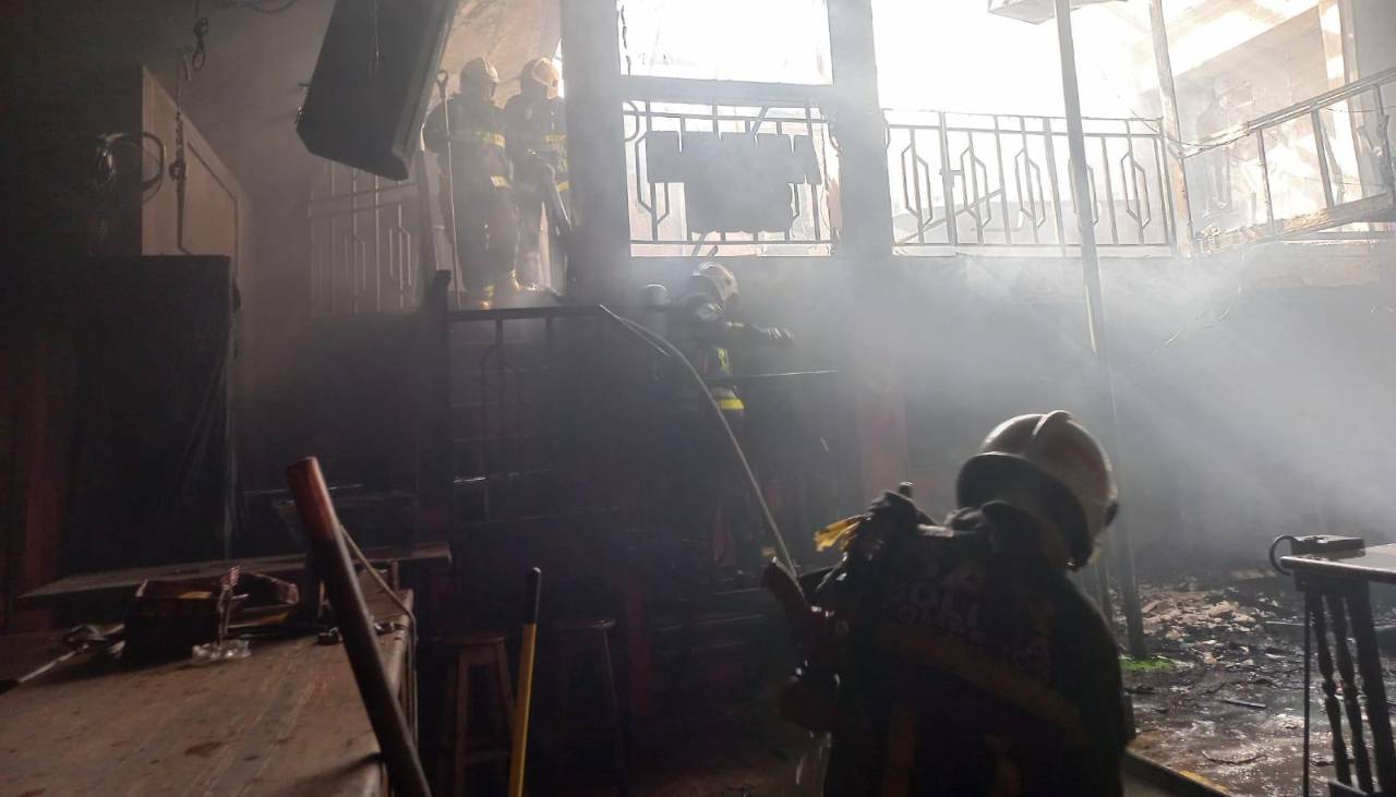 Incendio destruye una discoteca en pleno centro de Cochabamba