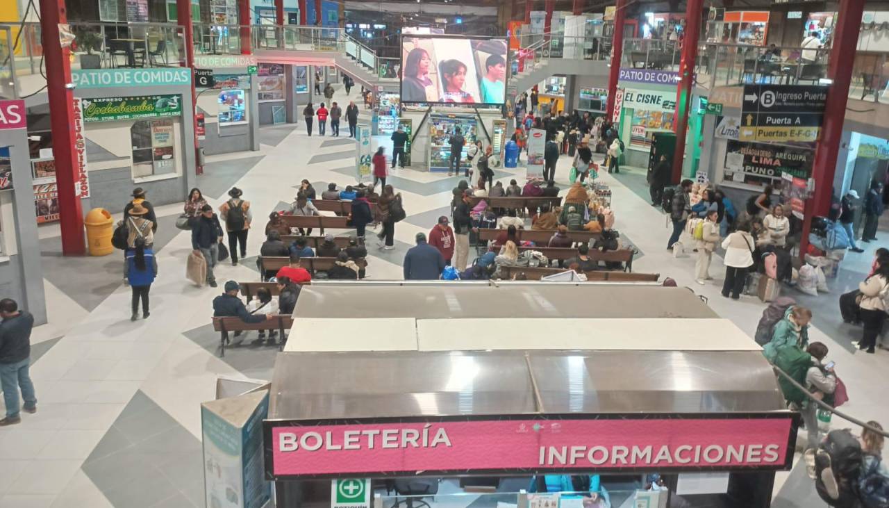 Levantan bloqueo en la ruta Oruro-La Paz tras la llegada de diésel a la zona y reanudan salida de buses