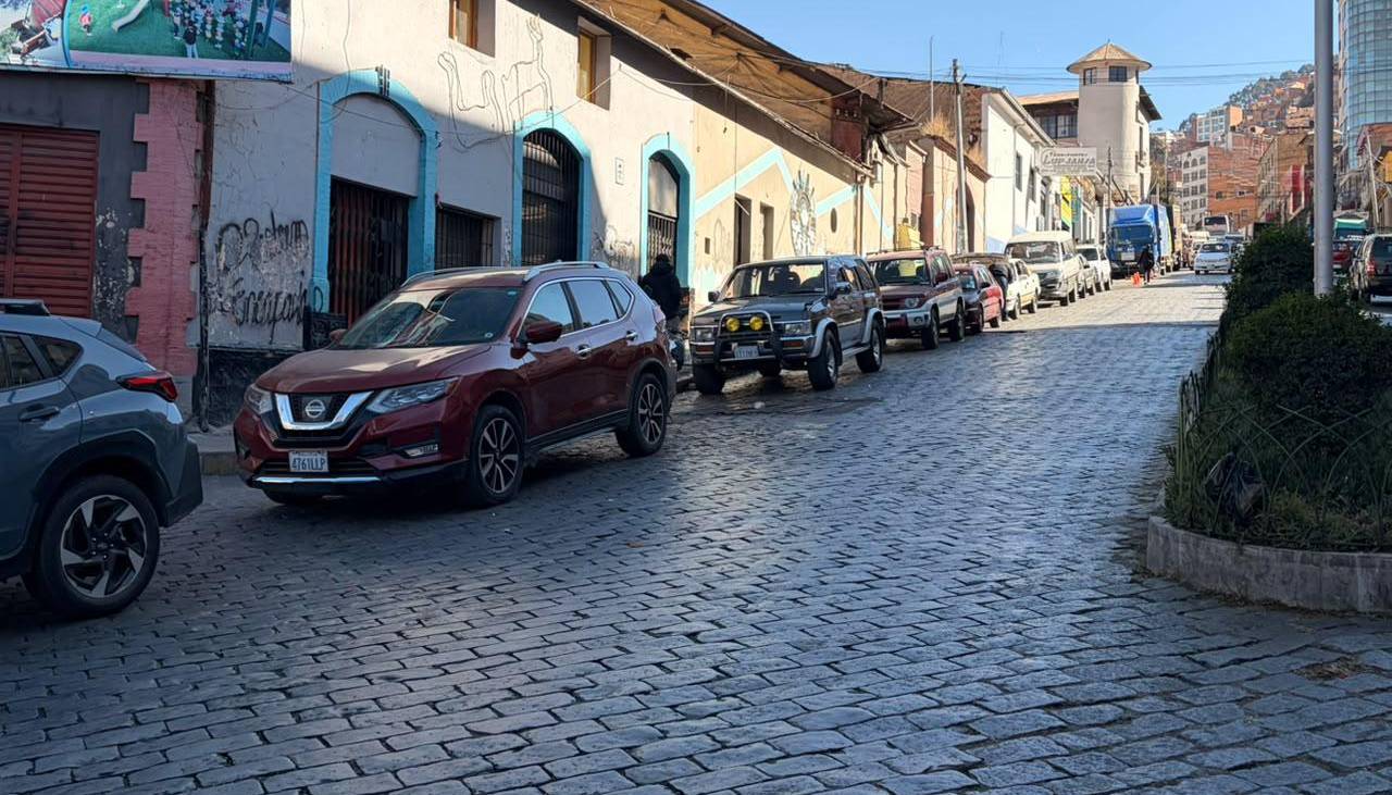 A casi una semana del fin de los bloqueos, persisten las filas por combustible 