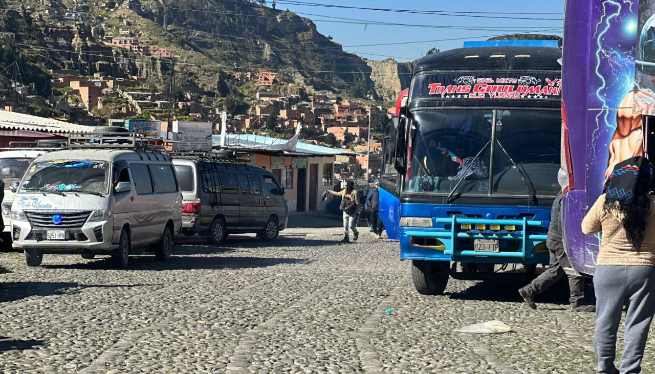 Choferes dicen que por falta de combustible se redujo los viajes al norte de La Paz 