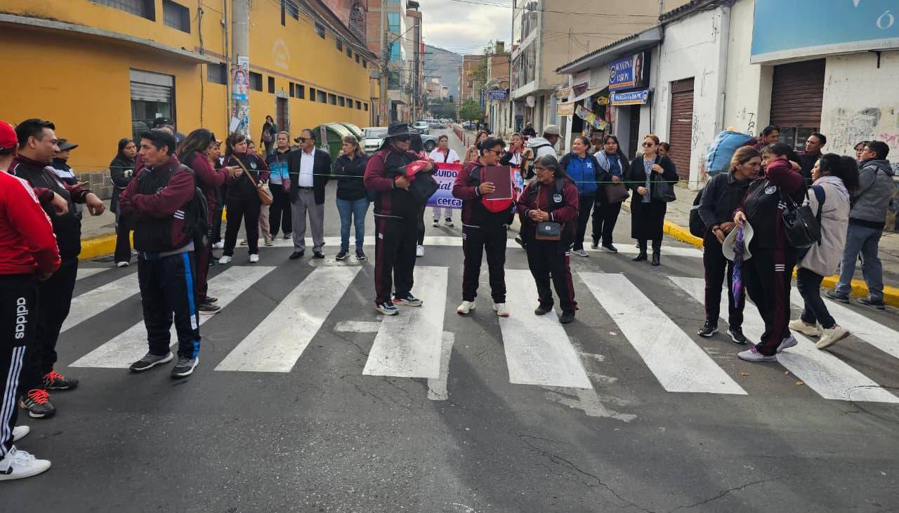 Maestros marchan e instalan bloqueo afuera de la DDE de Cochabamba; cuestionan la advertencia de descuentos