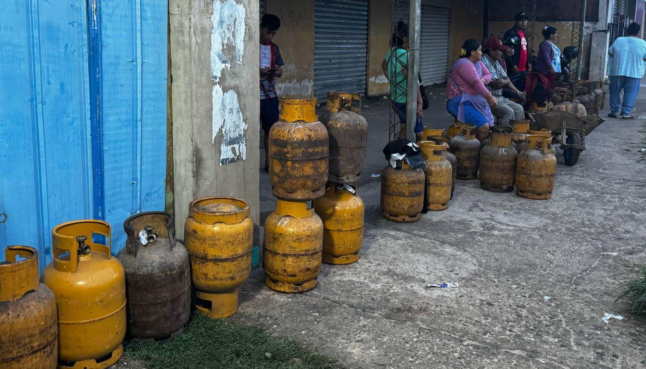 Santa Cruz: Vecinos acuden a distribuidoras en busca de GLP ante la falta del producto en los barrios