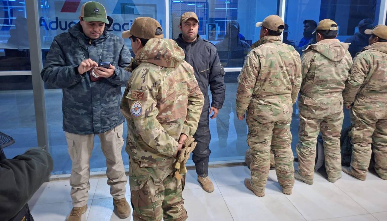 Los cinco militares bolivianos retenidos en Chile retornaron al país, pero sin su armamento 