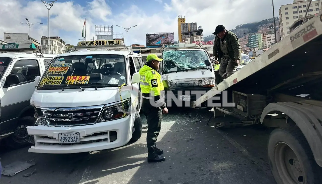 Un minibús impacta contra otros tres vehículos y deja varios heridos en La Paz