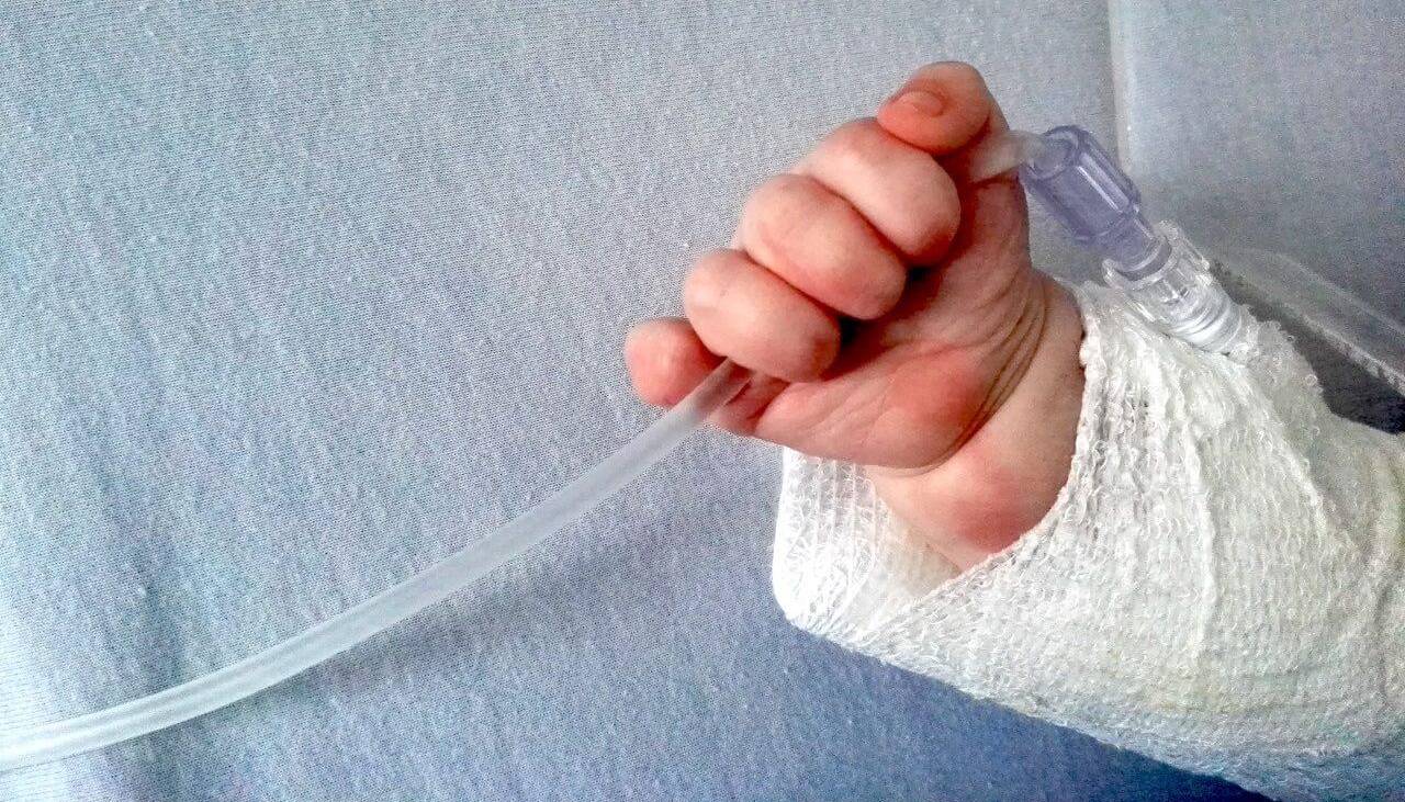 Mujer en estado de ebriedad dio a luz y abandonó a su bebé en un hospital de El Alto; el padre tiene 15 años, reporta la Alcaldía 