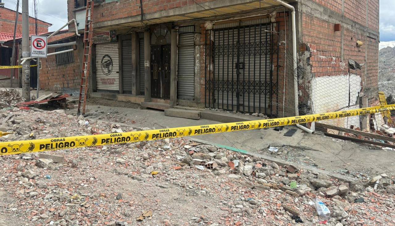 “No sé a dónde voy a ir”: Deslizamiento pone en riesgo a casas en la zona Nieves Linares de La Paz