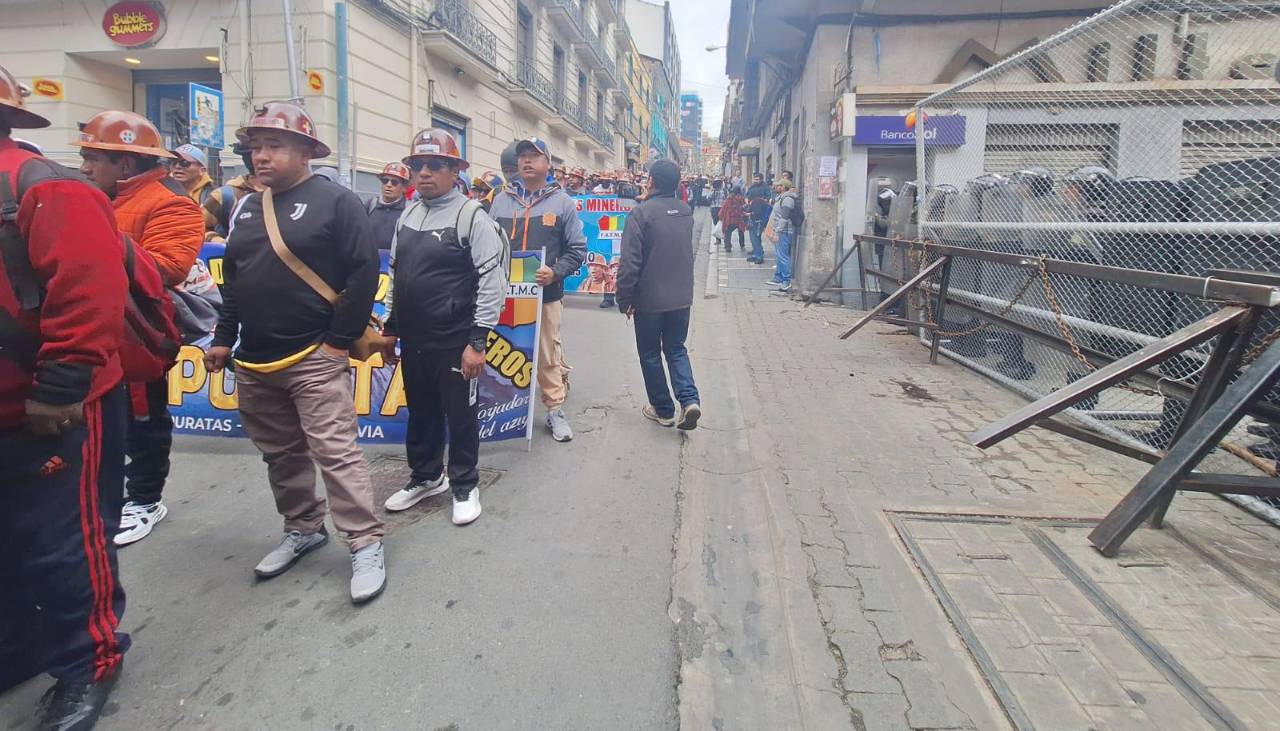 A dinamitazos y con petardos, así marcha la COB en La Paz en rechazo al DS 5503