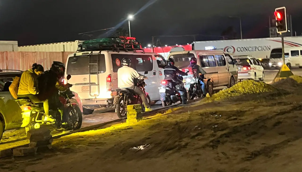 Denuncian congestionamiento y caos vehicular por las obras para el viaducto en la zona sur de la capital cruceña