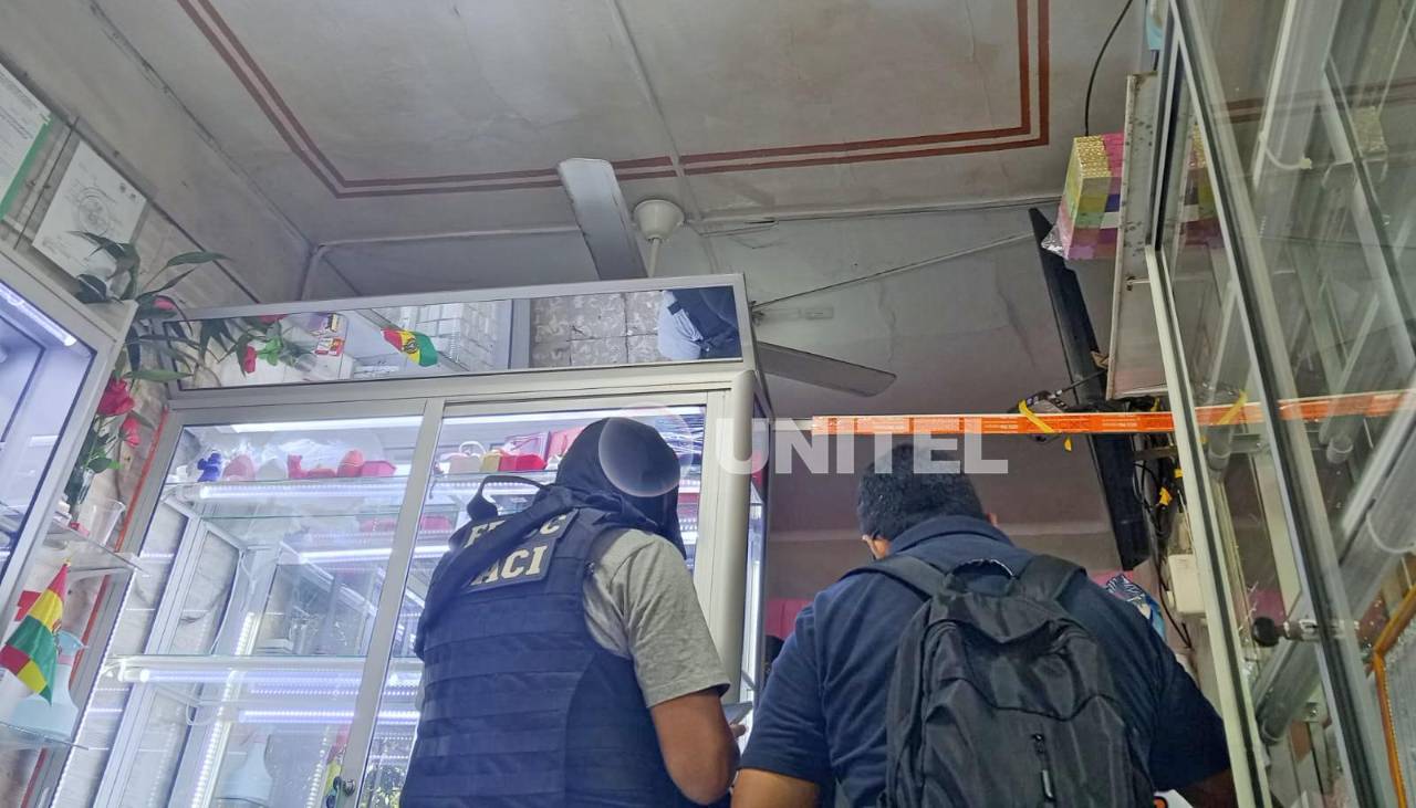 Delincuentes ingresan por el techo y vacían tres joyerías en la zona del mercado Los Pozos