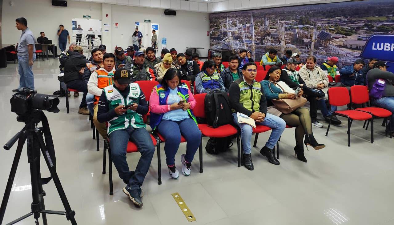 Gasolina desestabilizada: Mototaxista y YPFB llegan a un acuerdo y suspenden el paro 