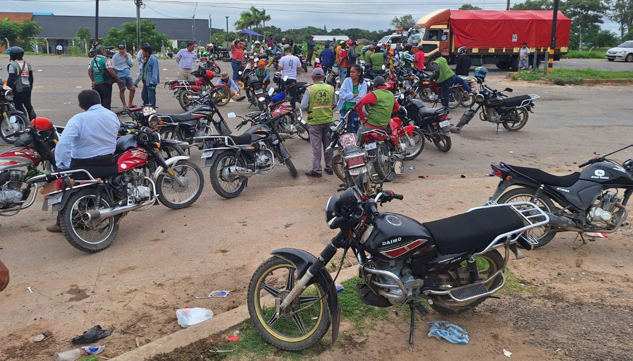 Bloqueos por la calidad de la gasolina aíslan a Santa Cruz del occidente y del resto de departamentos