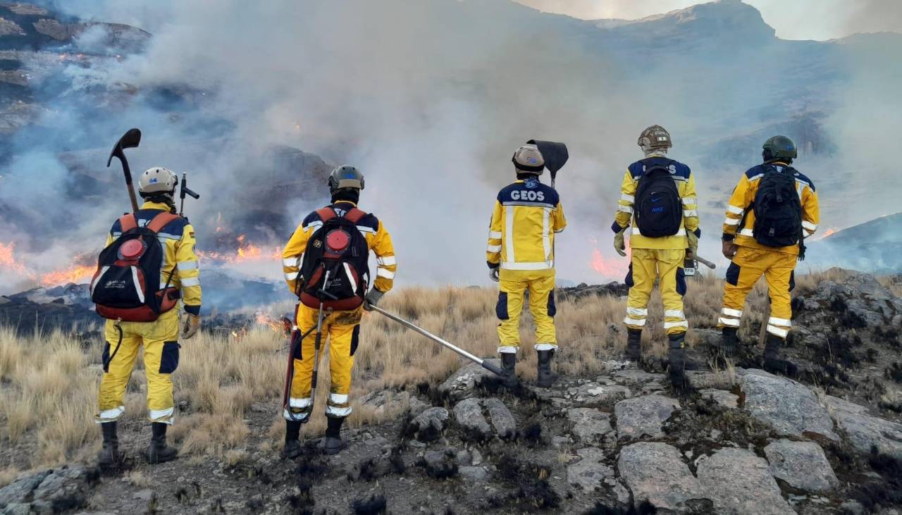 Cochabamba: Viento reactiva el fuego en el Parque Tunari
