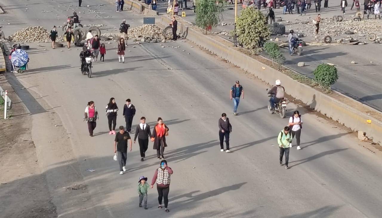 Retoman bloqueos en varios puntos de las carreteras y Cochabamba continúa aislada