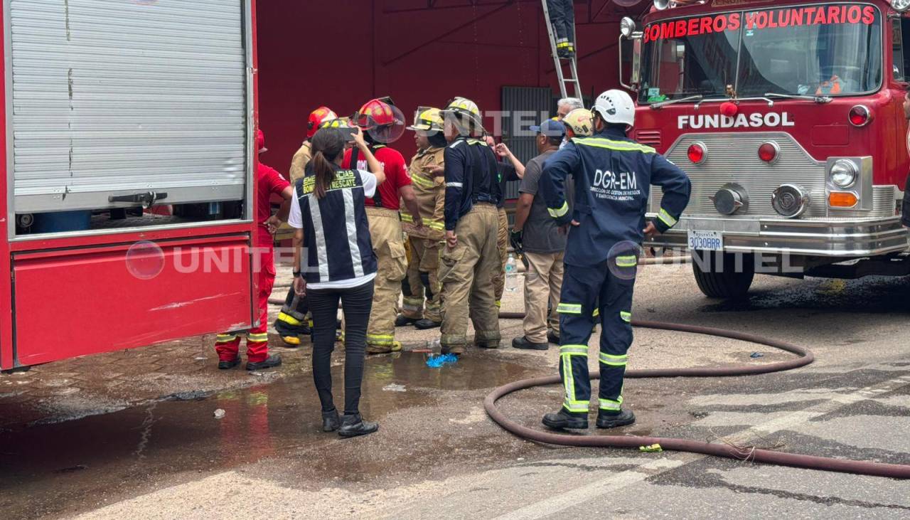 Controlan incendio en una importadora al norte de Santa Cruz; un bombero fue afectado por el humo 