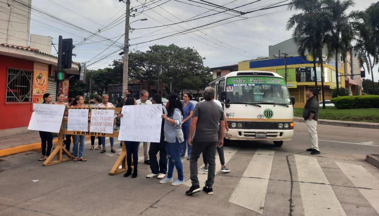 Vecinos de la Plazuela Callejas protestan y rechazan que más micros ingresen por la zona