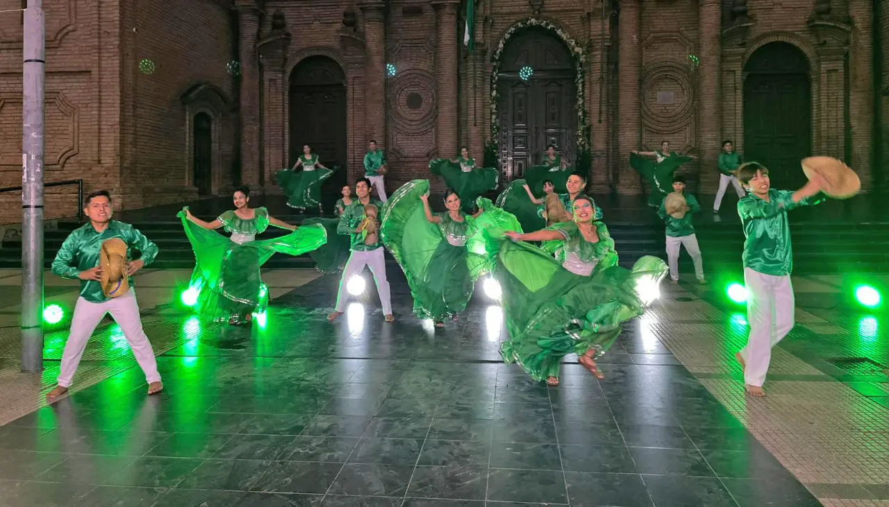 Al ritmo de las danzas tradicionales, La Revista le da la bienvenida al mes de Santa Cruz