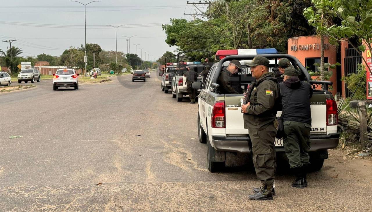 Tras anuncio de bloqueo, carretera a los valles cruceños amanece con resguardo policial