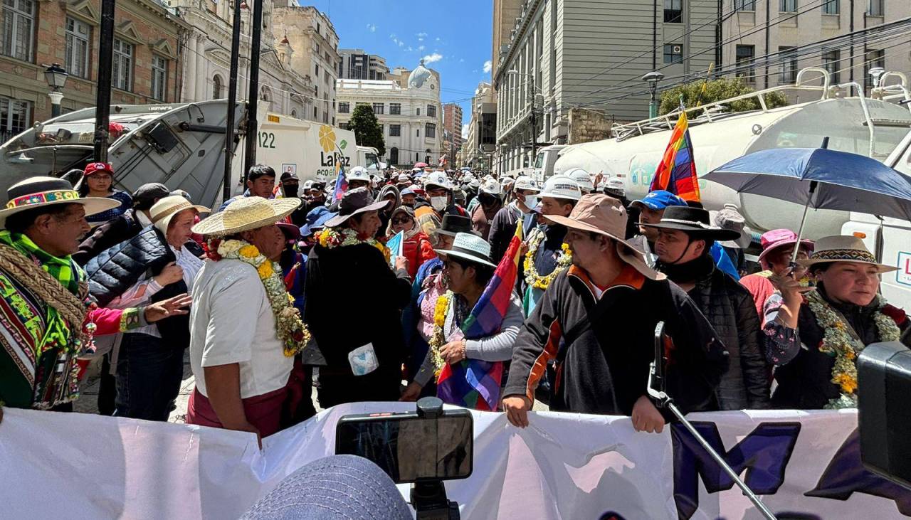 Marcha evista llega a dos cuadras de la plaza Murillo y anuncia vigilia hasta que reciban sus demandas