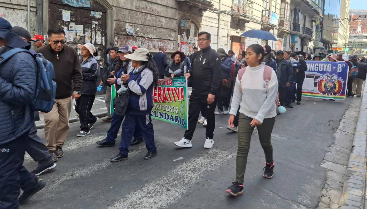 Maestros y la COB paralizan el centro paceño con marchas y bloqueos