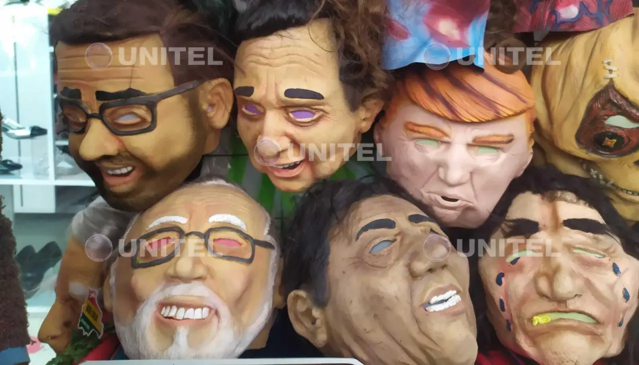 Rostros de políticos, la novedad en máscaras para el Carnaval 2025