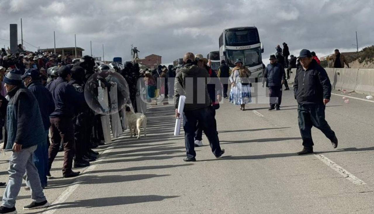 Vecinos de El Alto, que protestan en la ruta hacia Oruro para exigir obras, decretan pausa en el bloqueo