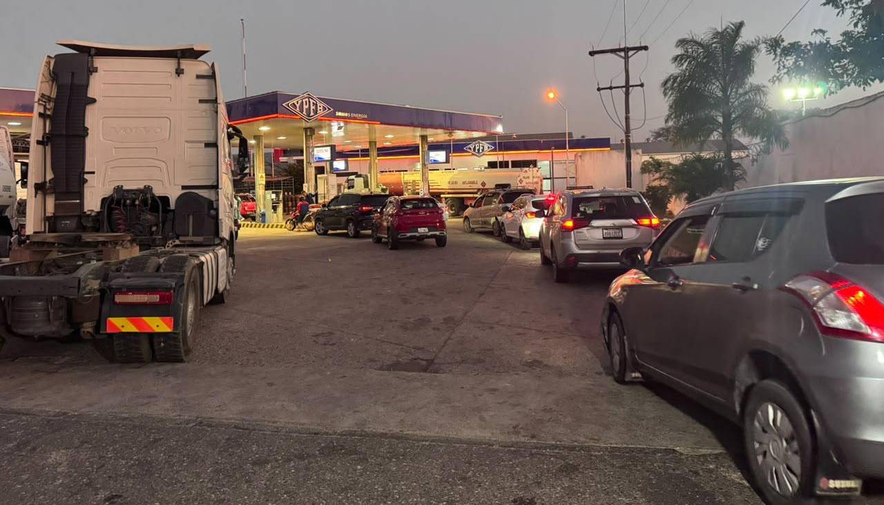 En el inicio de semana persisten las largas filas y la incertidumbre por falta de combustible en el eje central