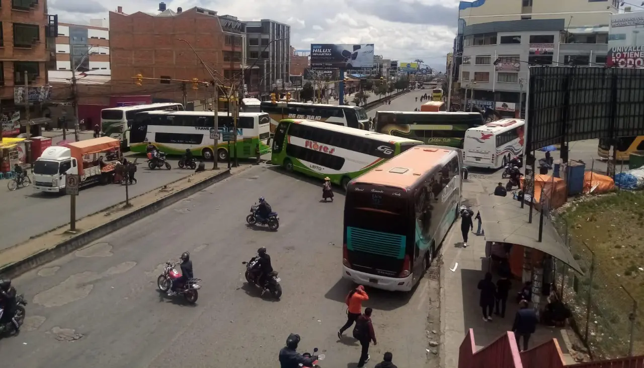 Choferes paralizan La Paz y El Alto en rechazo a la eliminación a la subvención a los combustibles