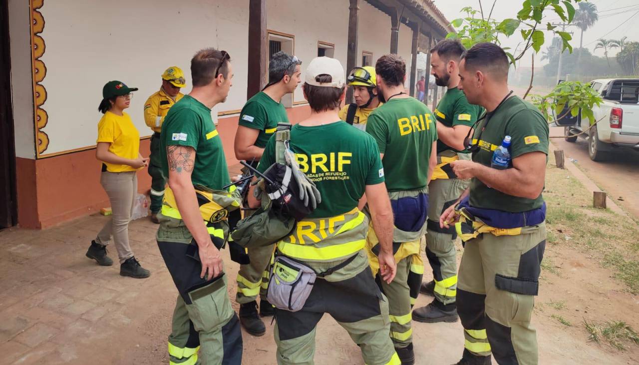 Santa Cruz: Bomberos españoles plantean evacuar a pobladores de Monte Verde ante riesgo por avance de incendios