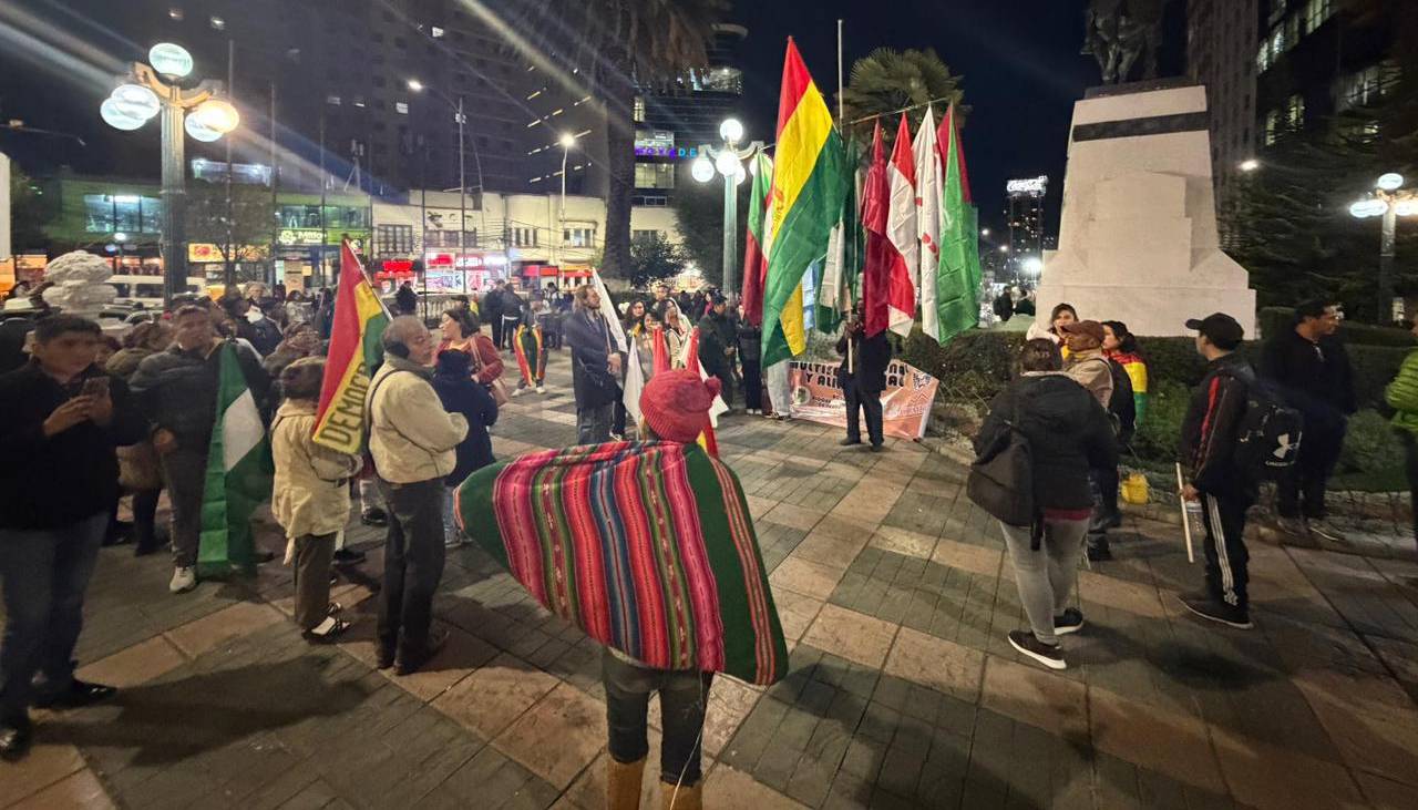 Un ‘cacerolazo’ en La Paz y una marcha de banderas blancas en El Alto pidieron el fin de los bloqueos