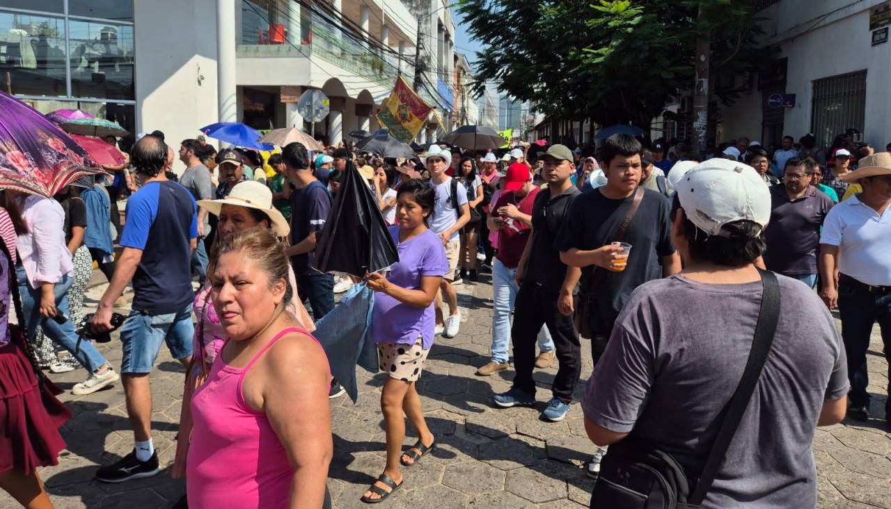 Tras marcha, comerciantes se concentran en el Concejo cruceño en defensa del Mercado Mutualista