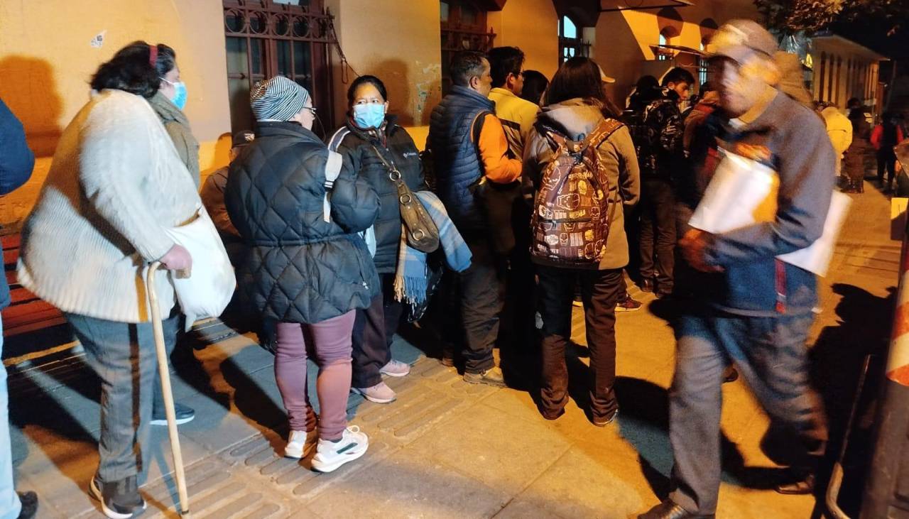 Pese a las bajas temperaturas, pacientes duermen en el piso y hacen filas en el Hospital de Clínicas