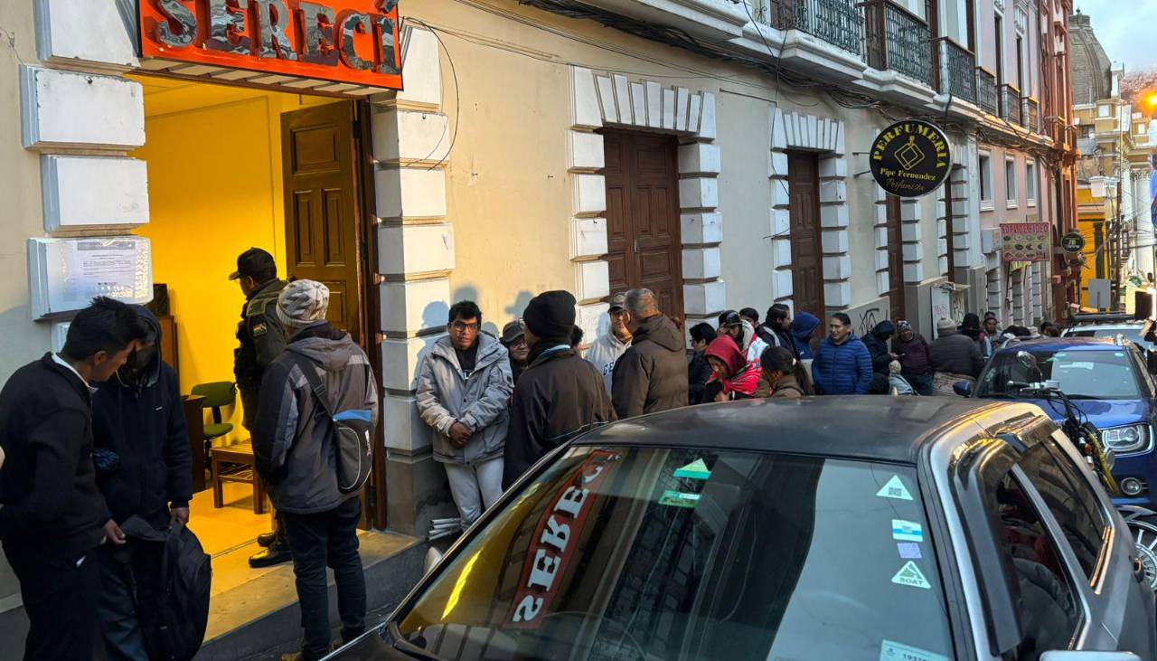 “Muy burocrático, hagan algo”: Cuarto día de filas desde la madrugada en el Sereci de La Paz