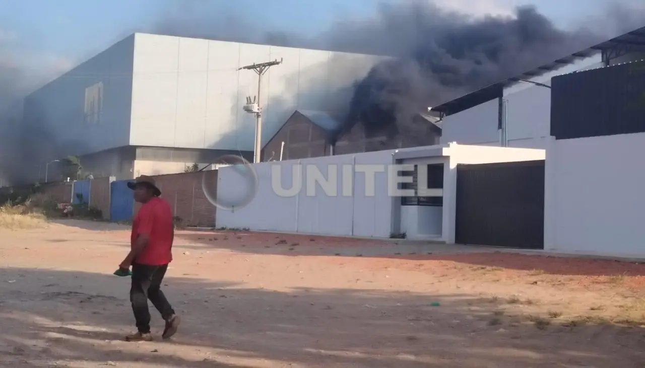 Un incendio que provoca gran humareda afecta a una infraestructura en el Parque Industrial de Santa Cruz