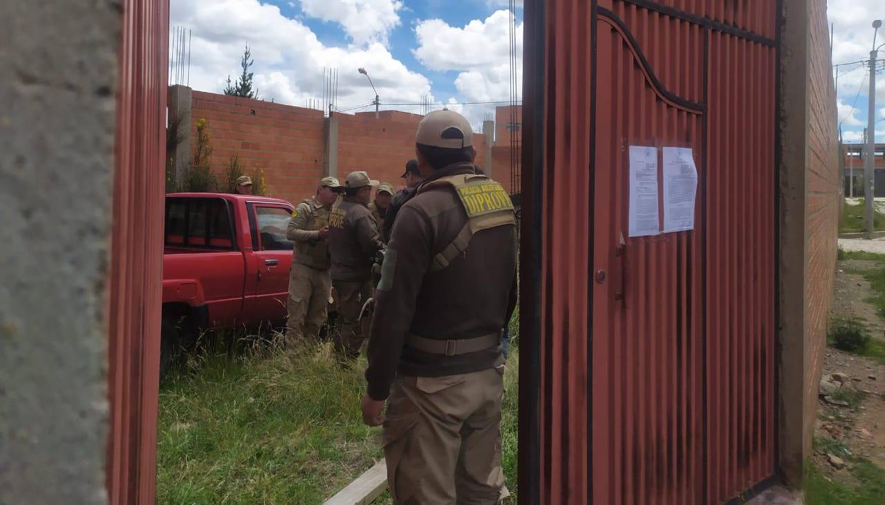 Con ayuda de drones, dos vehículos con reporte de robo son hallados en un garaje de El Alto 