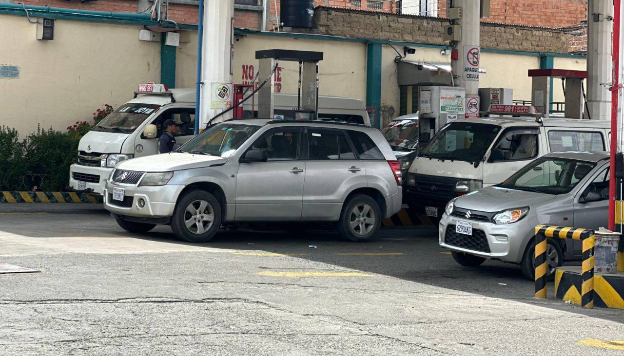 ¿Quién debe gestionar los $us para importar combustible? YPFB y el Ministerio de Economía se contradicen